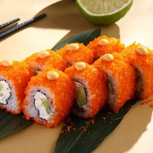 Ролл Калифорния с лососем и сливочным сыром