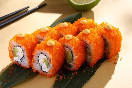 Ролл Калифорния с лососем и сливочным сыром