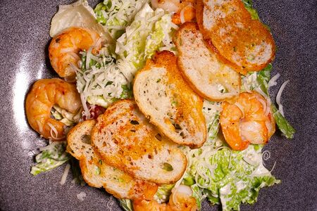 Салат Цезарь с креветками