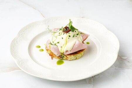 Драник из кабачка с яйцом пашот и соусом голландез