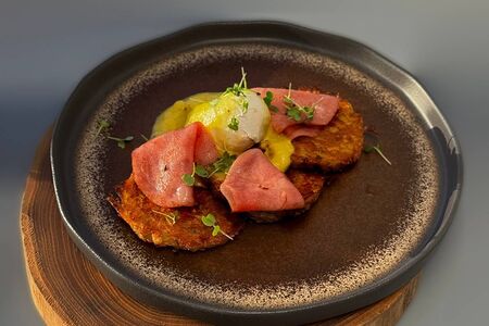 Драники с ветчиной, яйцом пашот и голландезом