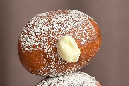 Пончик с ванильным кремом