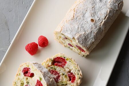 Рулет фисташковый со свежей малиной (целый) 450г