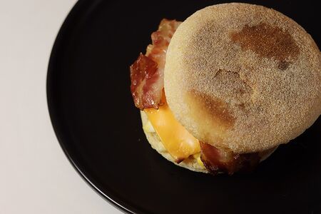 Маффин с беконом, яйцом и сыром