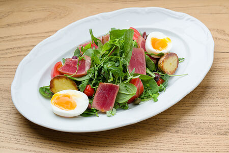 Нисуаз с тунцом и соусом из рижских шпрот