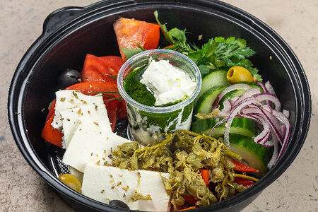 Салат Греческий с джонджоли и сырным муссом