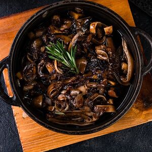 Свиные уши с карамельным луком и грудинкой 