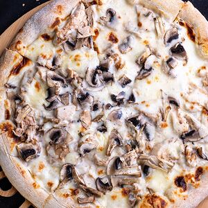 Пицца с курицей и грибами 