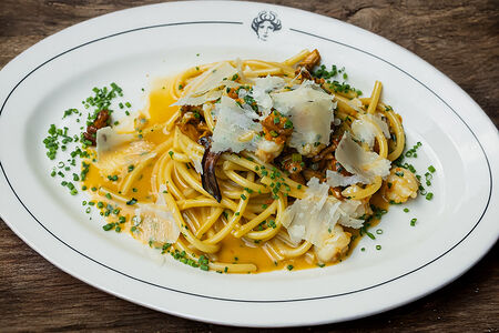 Букатини с лисичками и креветками 