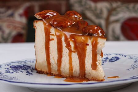 Чизкейк с карамелью и пеканом