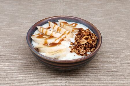 Каша рисовая с гранолой и бананом