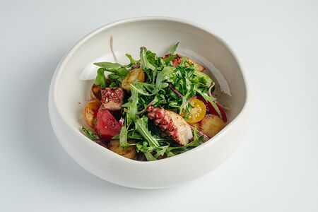 Теплый салат с осьминогом