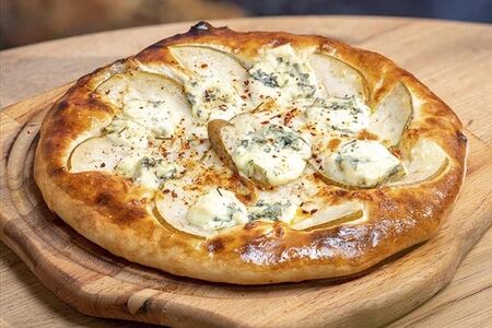 Хачапури с грушей и сыром дорблю