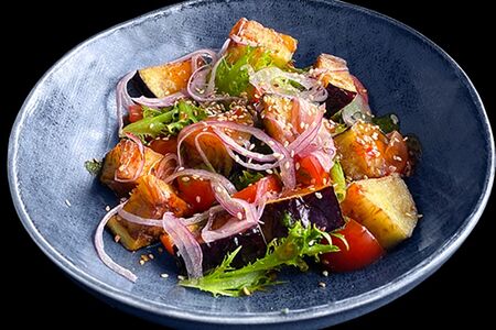 Салат с томатами и баклажанами фри