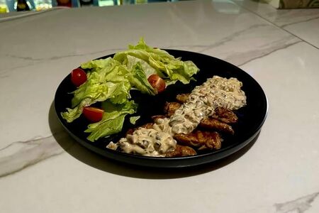 Медальоны из свиной вырезки в сливочно-грибном соусе