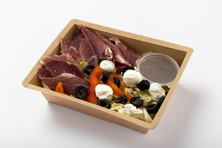 Фреш салат с прошутто и творожным сыром