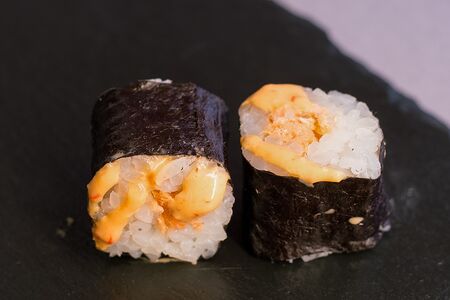 Ролл Сяке спайси гриль маки 