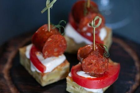 Тапас на тортилье с чоризо, томатами и соусом айоли