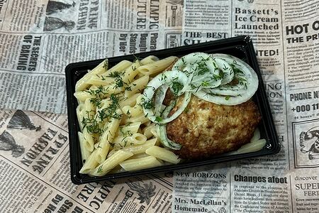 Макароны с котлетой куриной