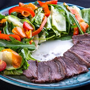 Теплый салат с томленой говядиной