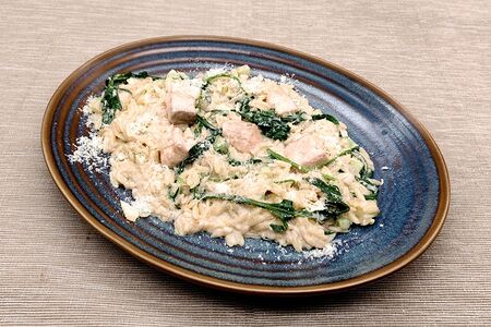 Паста орзо с семгой в сливочно-устричном соусе