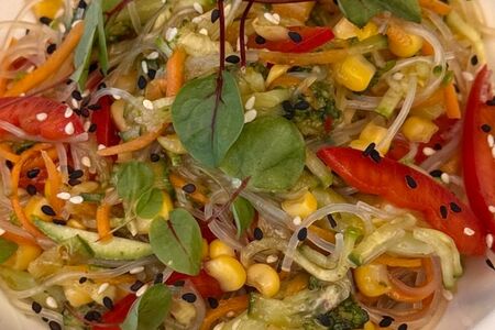 Салат с фунчозой и овощами