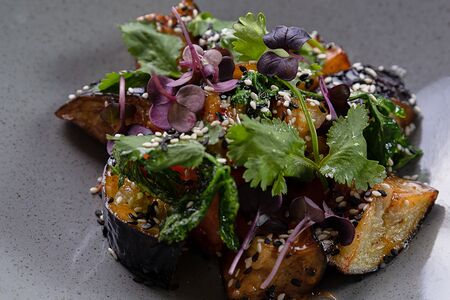 Салат с хрустящим баклажаном и кальмаром фри