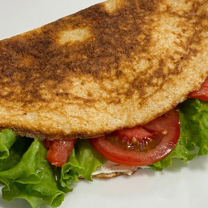 Овсяноблинчик с авокадо, сёмгой и помидором