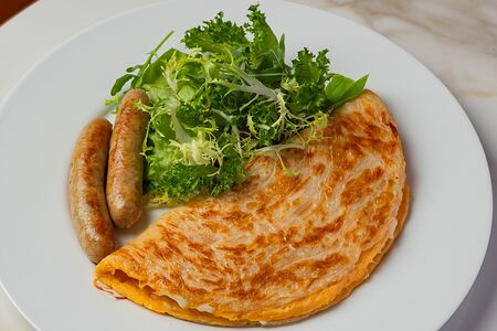 Лепешка роти с помидорами, сыром, омлетом и колбасками из кролика