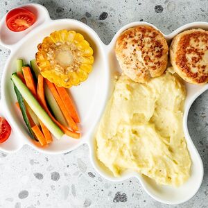 Мишка с котлетками, пюре и овощными палочками
