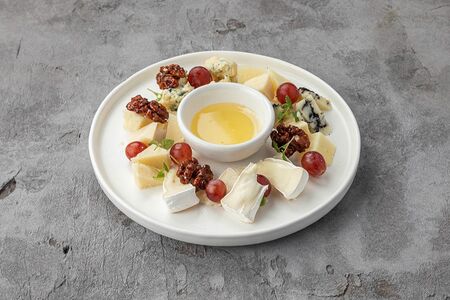 Ассорти сыров: бри, пекорино, пармезан, горгонзола