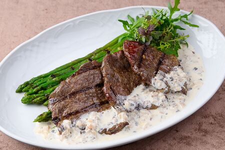 Медальоны из говядины с зеленой спаржей
