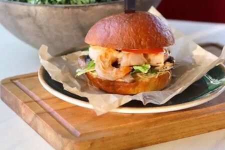 Бургер с креветкой и соусом том ям