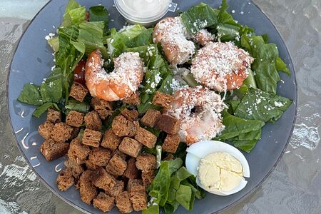 Салат Цезарь с креветкой