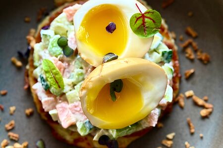 Оливье с лососем и авокадо на картофельной вафле 