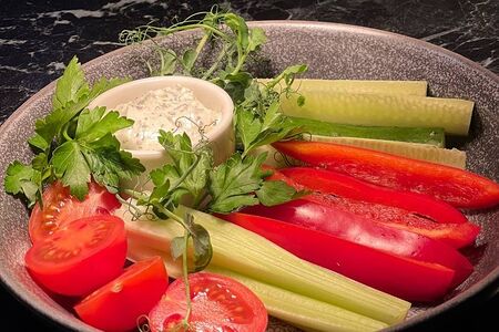 Свежие овощи с дипом из брынзы