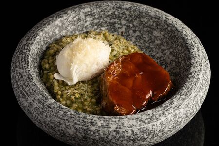 Зеленая гречка с бужениной и яйцом пашот