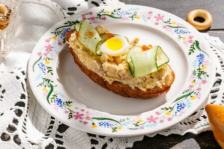 Брускетта с муссом из копченой трески