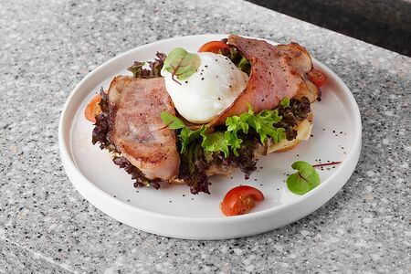 Вафля с беконом и грибным соусом