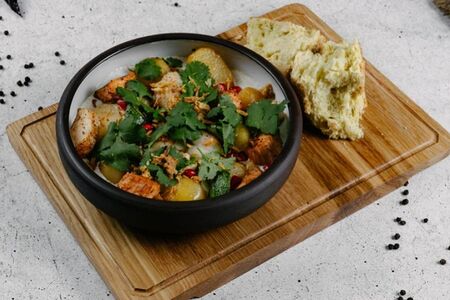 Чкмерули с лососем и батумскими мидиями под сливочно-чесночным соусом