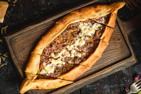 Пиде с рубленой говядиной