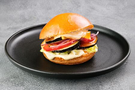 Веги-бургер с хрустящим баклажаном 