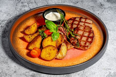 Медальоны из говядины с бейби картофелем