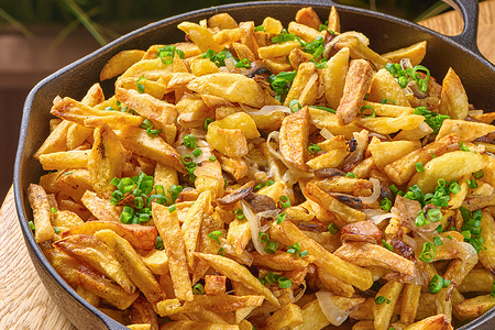 Сковорода жареной картошки с грибами