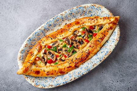 Пиде с сыром и грибами