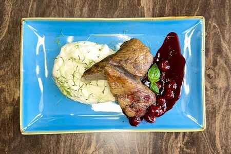 Утиное филе с пюре из цветной капусты