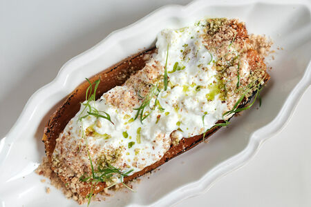 Батат со страчателлой, трюфельным маслом и миндалем