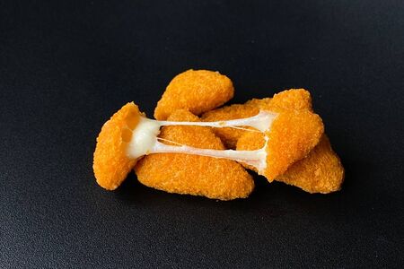 Треугольнички с сыром с плесенью и моцареллой