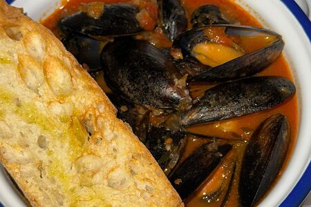 Мидии в томатном соусе со свежей зеленью