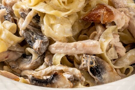 Паста с копченой курицей и грибами